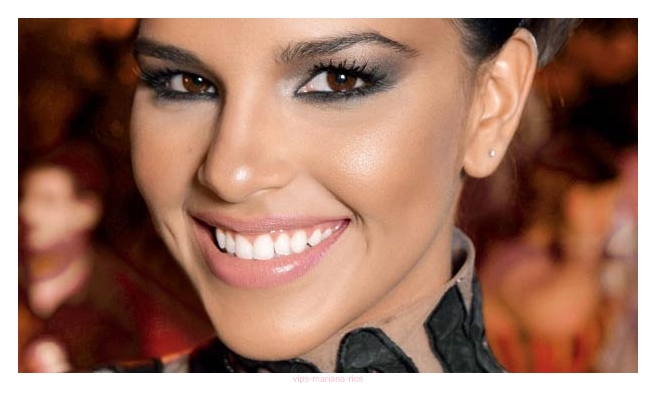 Estilo Mariana Rios, maquiagem look figurino
