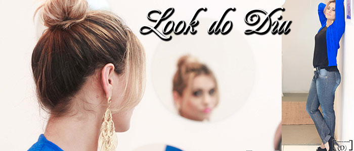 Ensaio fotográfico, look jeans com cardigã azul